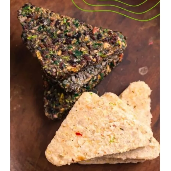 Triangulos De Arroz Negro y Mani Kesano