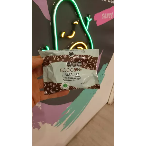 Alfajor Vegano De Maicena Y Cacao Relleno Con Mani Bañado En Chocolate Boccone