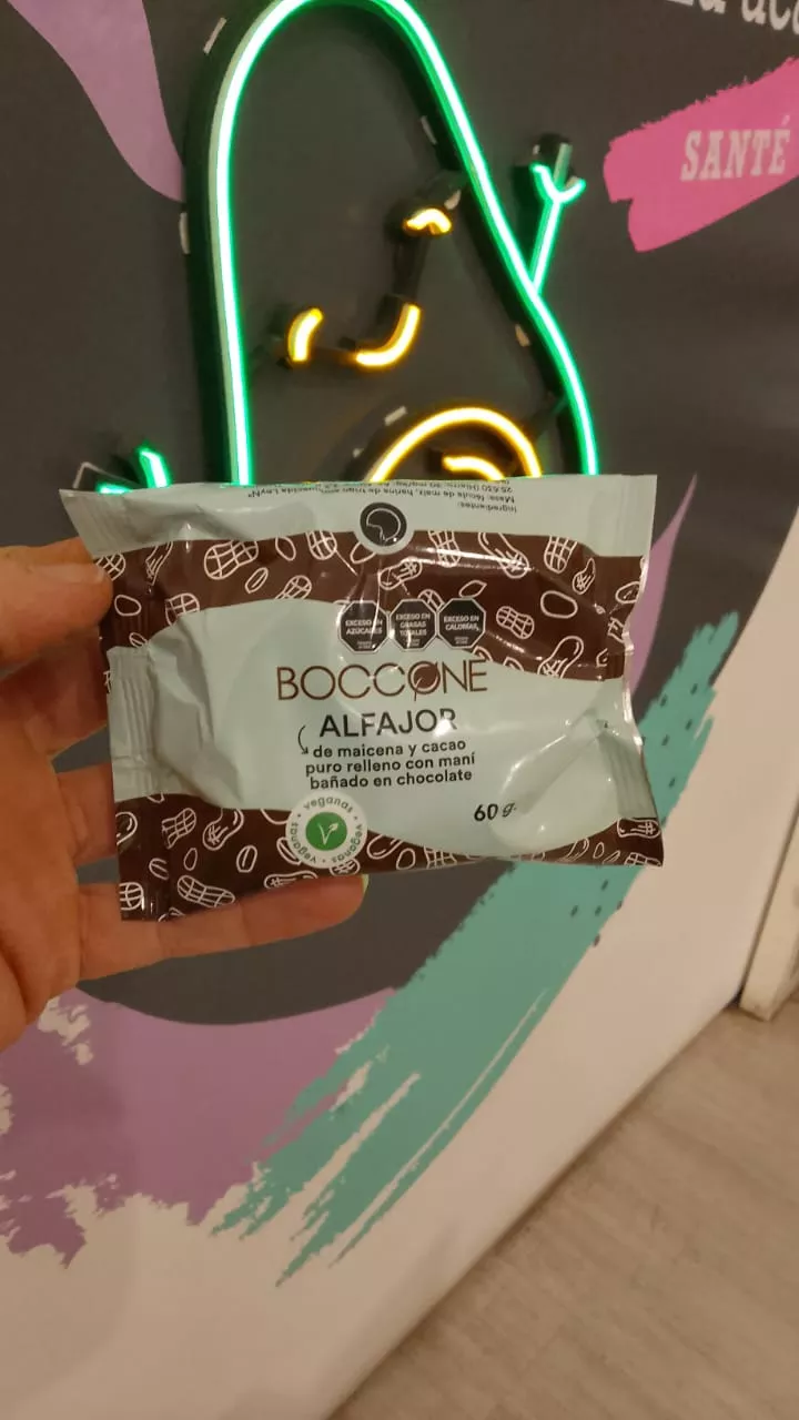 Alfajor Vegano De Maicena Y Cacao Relleno Con Mani Bañado En Chocolate Boccone